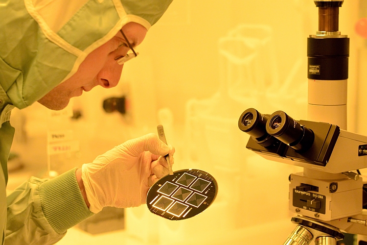 Les cellules solaires bifaces montent à 25,1% de rendement !