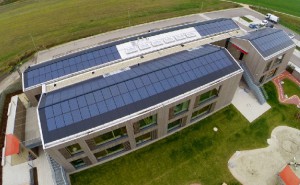 Toiture photovoltaïque de 67,5 kWc sur une crèche à Erding, près de Munich (Allemagne) (Photo : Schletter)