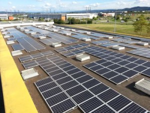 Neuf onduleurs SolarMax 360TS-SV équipent cette centrale photovoltaïque de 4 MW d'un magasin Ikea, réalisée par Derbigum Energies France en 2013