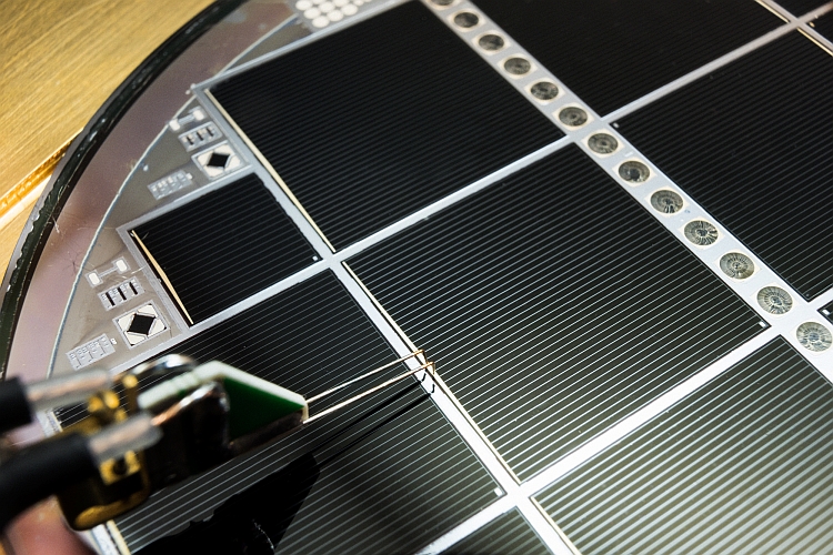 Cellule solaire en matériaux III-V sur silicium : le rendement atteint 30,2% !