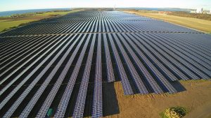 La centrale photovoltaïque de 61 MWc de Lerchenborg sur la presqu'île d'Asnæs au Danemark, entrée en service en décembre 2015. Crédit Photo : Wirsol.