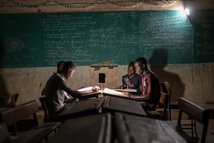 Lampes solaires : une campagne de crowdfunding pour créer des micro-entreprises en Afrique