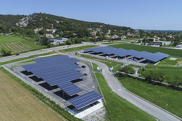 Ombrières PV sur site industriel : 854 kWc dans le Gard