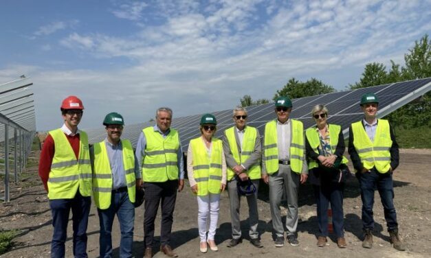 Installation des premiers modules solaires sur le parc photovoltaïque de Lucy à Montceau