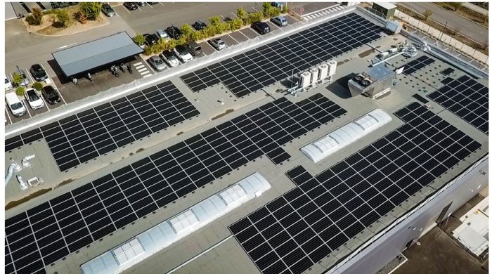 LivingPackets installe 566 panneaux solaires sur son toit