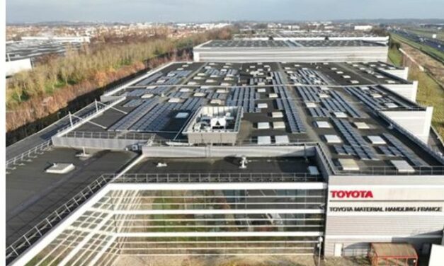 Des panneaux photovoltaïques sur le toit du siège de Toyota Material Handling France
