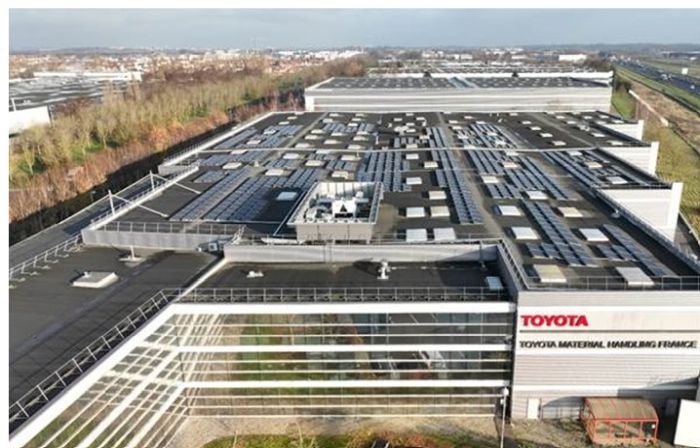 Des panneaux photovoltaïques sur le toit du siège de Toyota Material Handling France