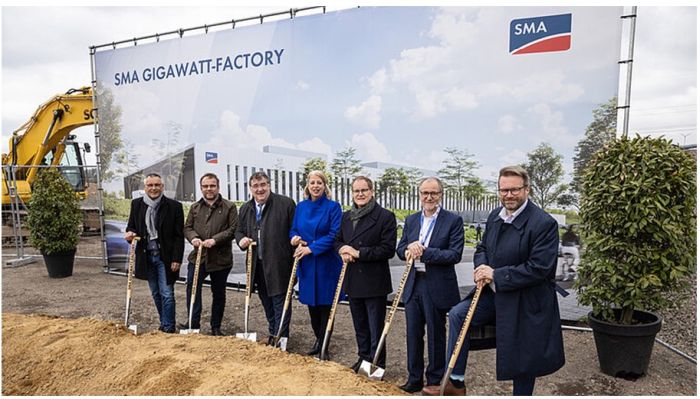 Premier coup de pioche pour célébrer le début de la construction de l’usine SMA Gigawatt