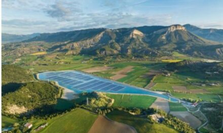 EDF inaugure sa première centrale solaire flottante installée sur le lac d’un barrage hydroélectrique à Lazer