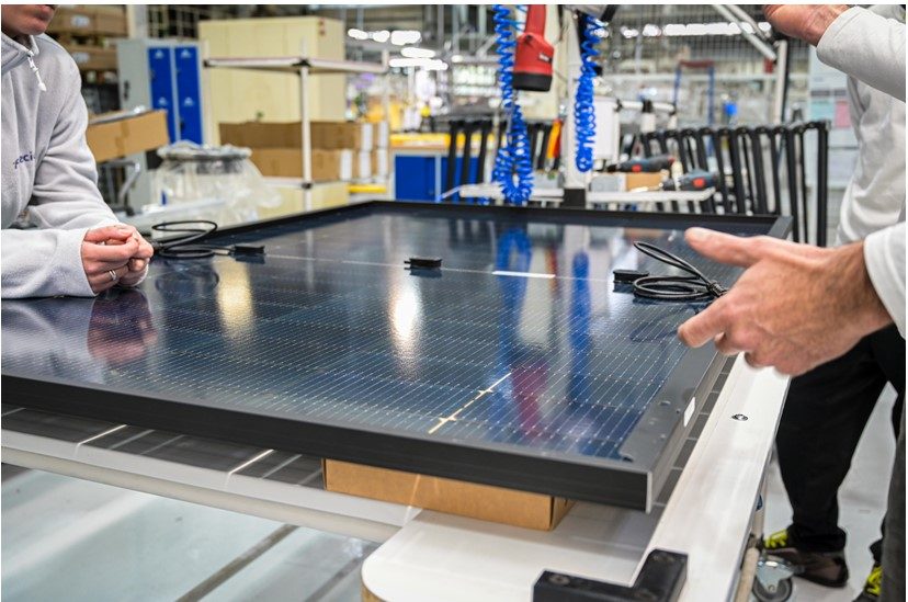 La station solaire avec batterie de Sunology est produite à l’usine de Forvia en Bretagne