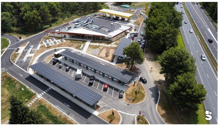 Solstyce équipe deux aires d’autoroute d’ombrières photovoltaïques à Arzens (11)