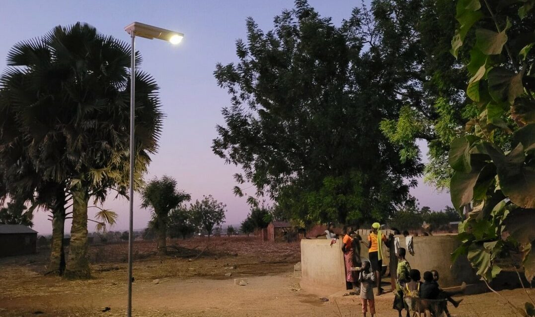 Sunna Design déploie 30 000 lampadaires solaires pour l’électrification de zones rurales au Togo