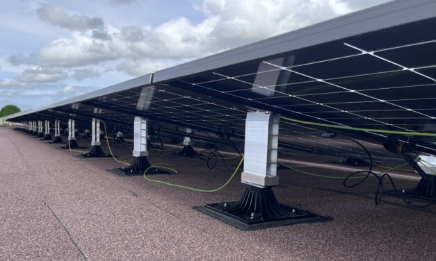 Soprema associe un système d’étanchéité sans percement à une centrale photovoltaïque sur toiture