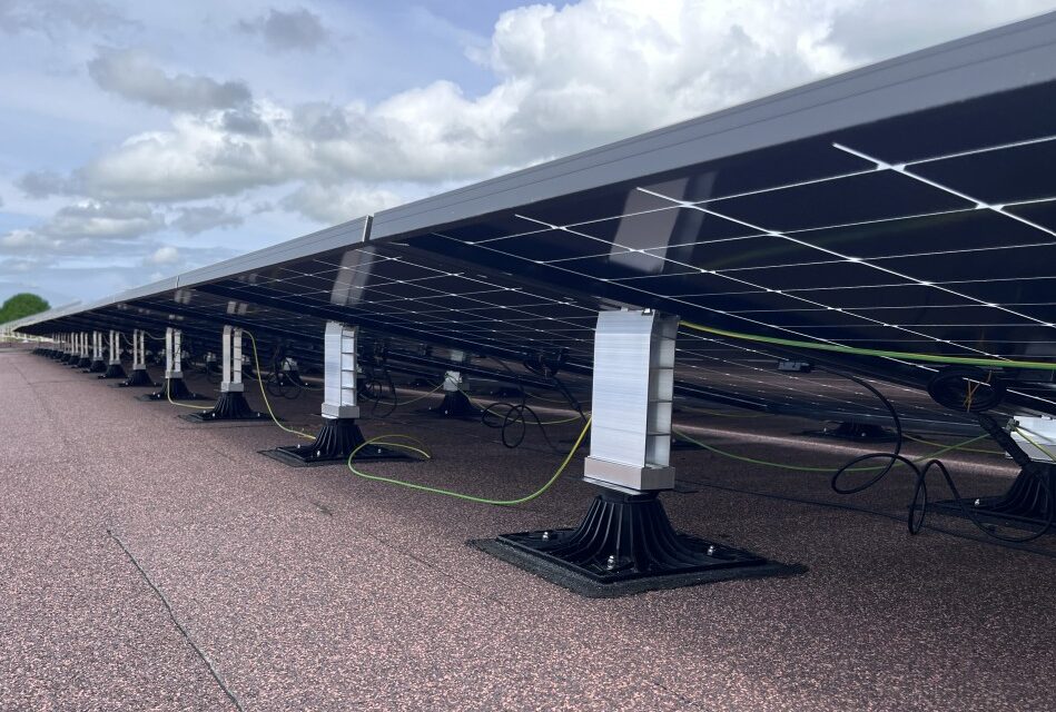 Soprema associe un système d’étanchéité sans percement à une centrale photovoltaïque sur toiture
