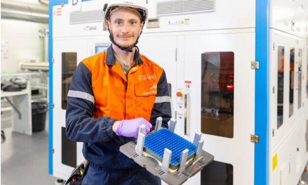 ArcelorMittal lance la production d’Helioroof, un produit de toiture isolé en acier intégrant des cellules photovoltaïques