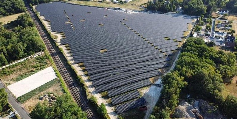 Urbasolar signe un PPA de 30 ans avec le ministère des Armées pour la fourniture d’électricité solaire sur le site de Salbris (41)