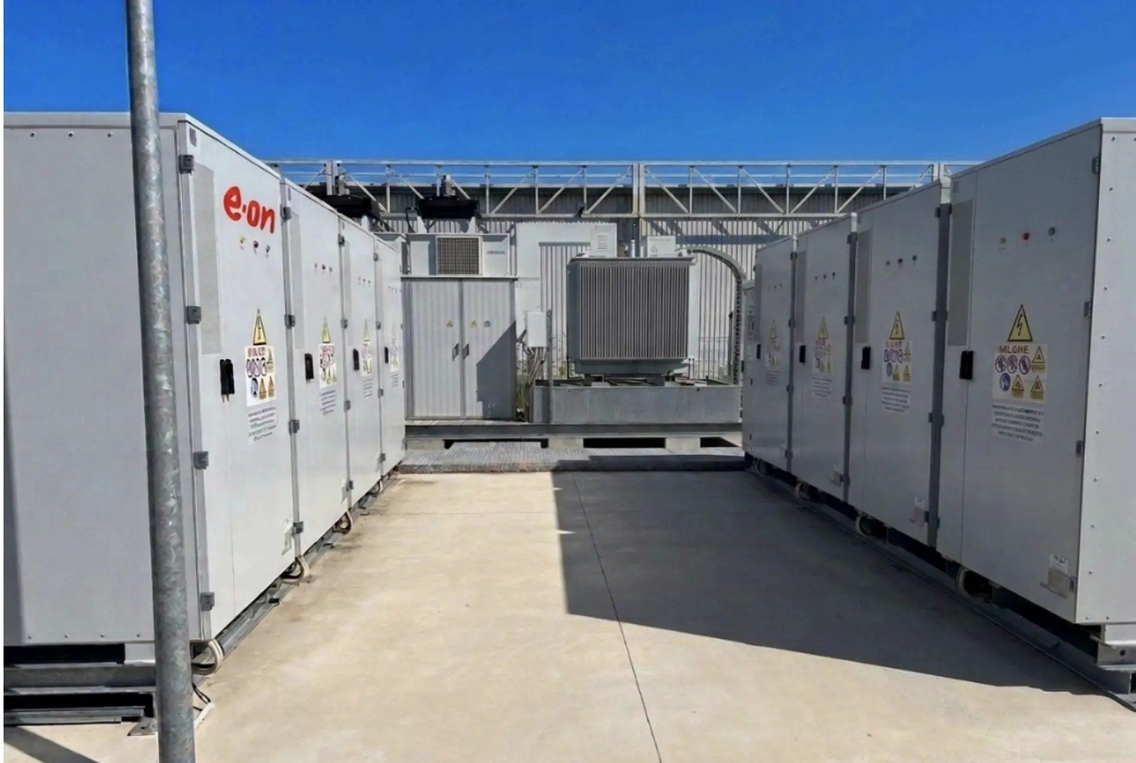 Conteneurs de batteries E.ON sur le site verrier d'AGC à Seingbouse