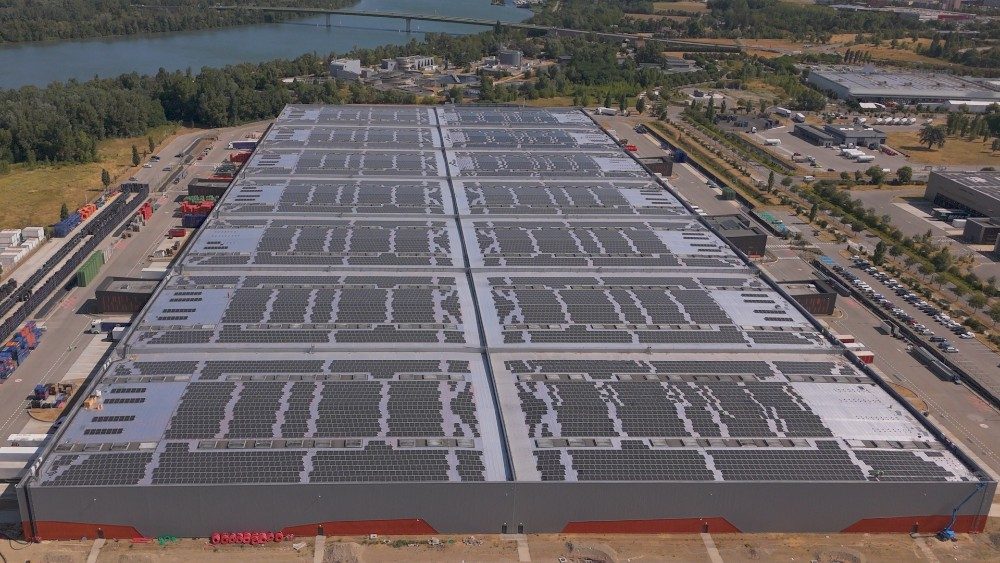 Pose des modules de la centrale photovoltaïque de 8,3 MWc en toiture à Valence