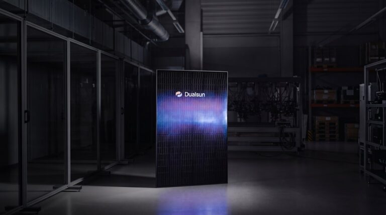 Panneau solaire Dualsun Azur installé dans un environnement industriel sombre
