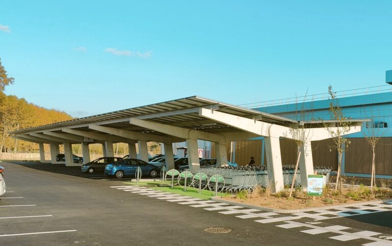 Ombrière photovoltaïque sans fondations de la gamme Mecopark de Mecosun