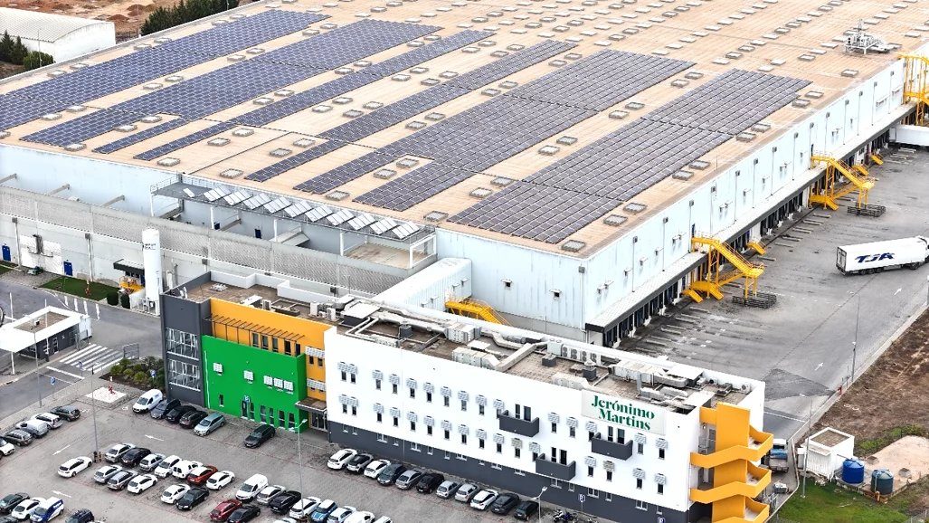 Centrale photovoltaïque en toiture d'un magasin du groupe Jerónimo Martins au Portugal