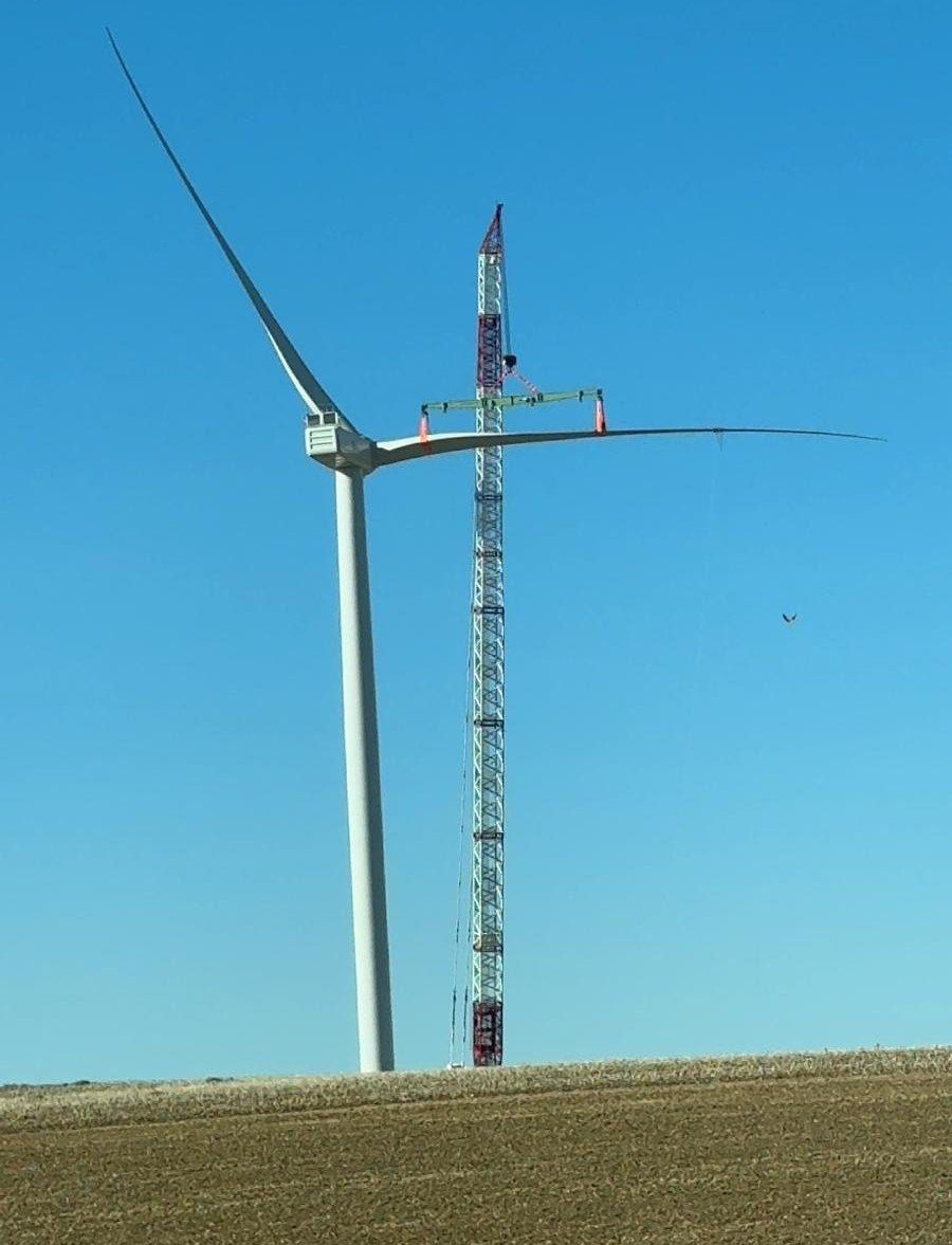 Grue montant une pale d'éolienne dans un champ, parc de l'Argonne Meusienne