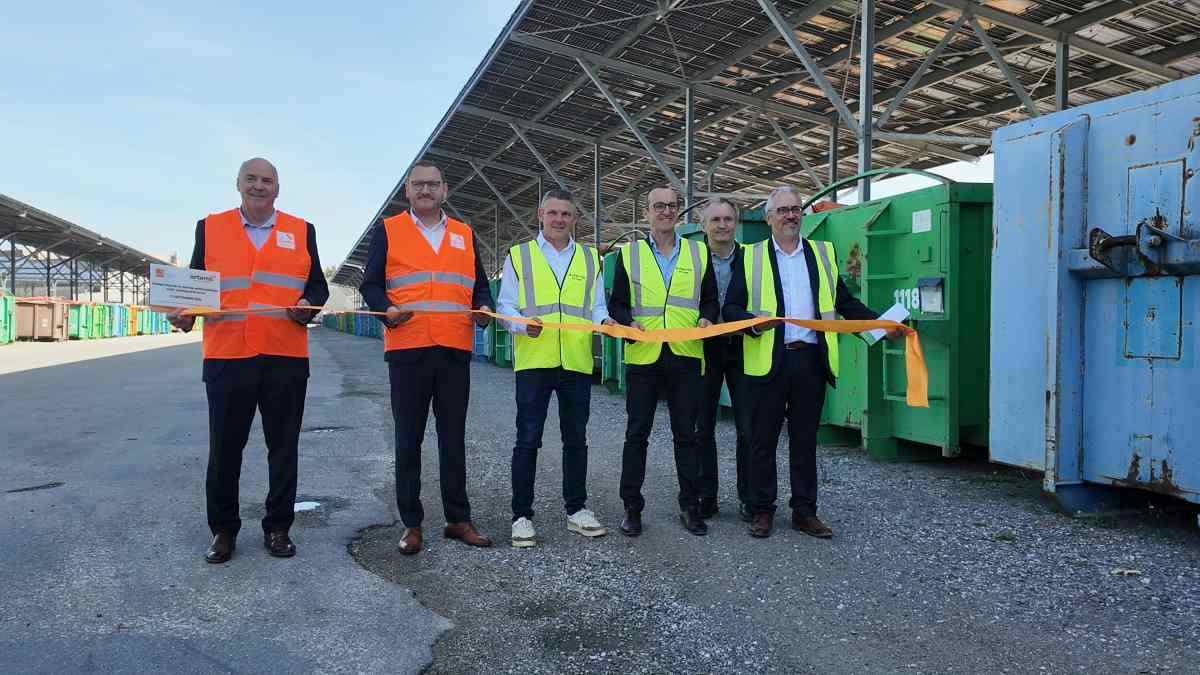 Coupure de ruban sous les ombrières photovoltaïques grande hauteur du site Arterris de Castelnaudary