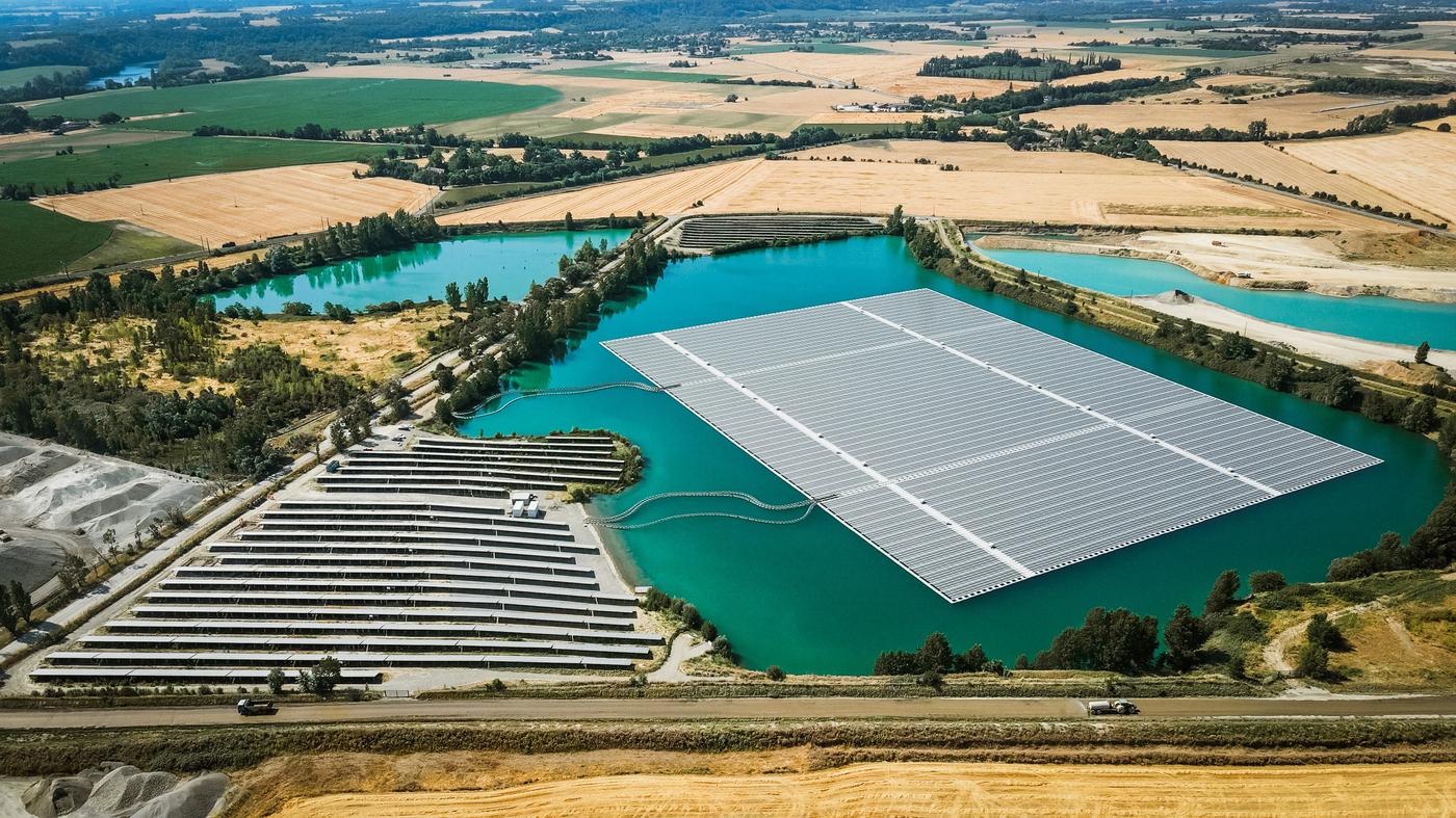 Vue aérienne de la centrale photovoltaïque flottante et au sol de Saint-Élix-le-Château