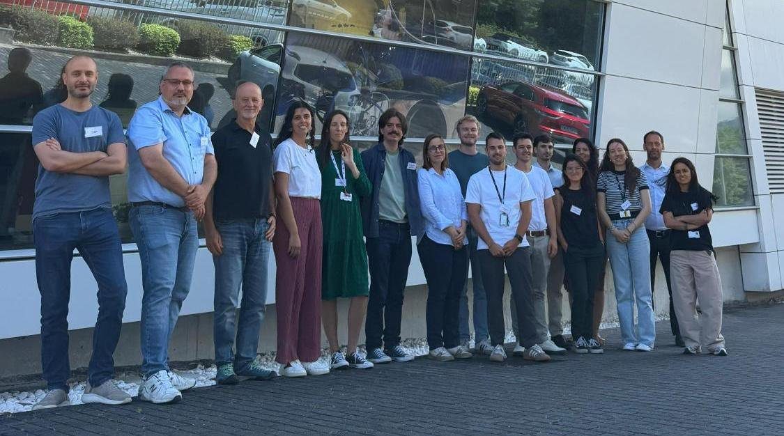 Photo de groupe des partenaires du projet européen SUNRISE devant le centre technologique AIMEN