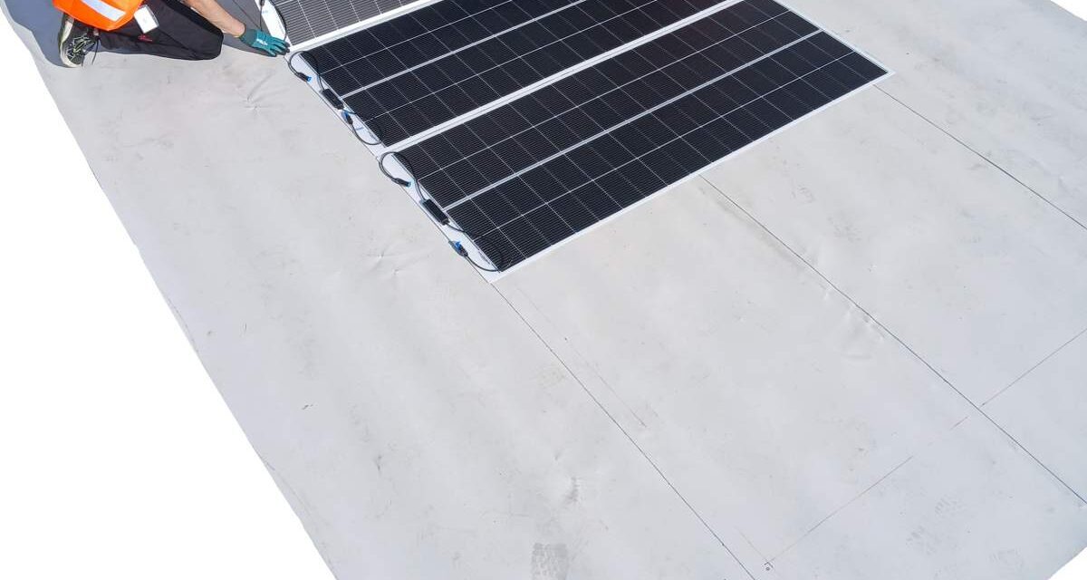 Elevate et Heliup lancent un système solaire léger pour les toitures-terrasses à rénover