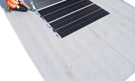 Elevate et Heliup lancent un système solaire léger pour les toitures-terrasses à rénover