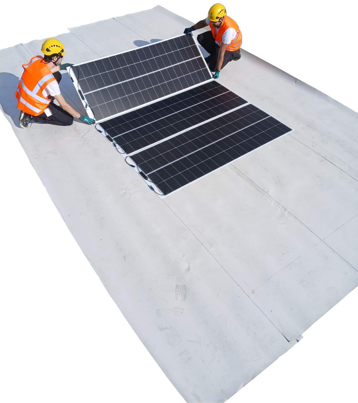 Deux techniciens casqués posent des panneaux solaires souples sur une membrane d'étanchéité claire