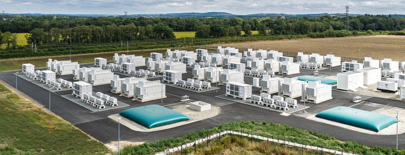 Vue aérienne des conteneurs de batteries de la Breizh Big Battery à Pleyber-Christ