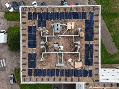 Vue aérienne d'un toit plat de résidence couvert de panneaux solaires
